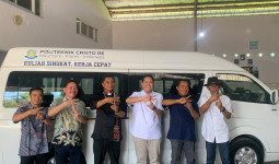 Indomobil Foton Serahkan Mobil Listrik untuk Kampus di Maumere