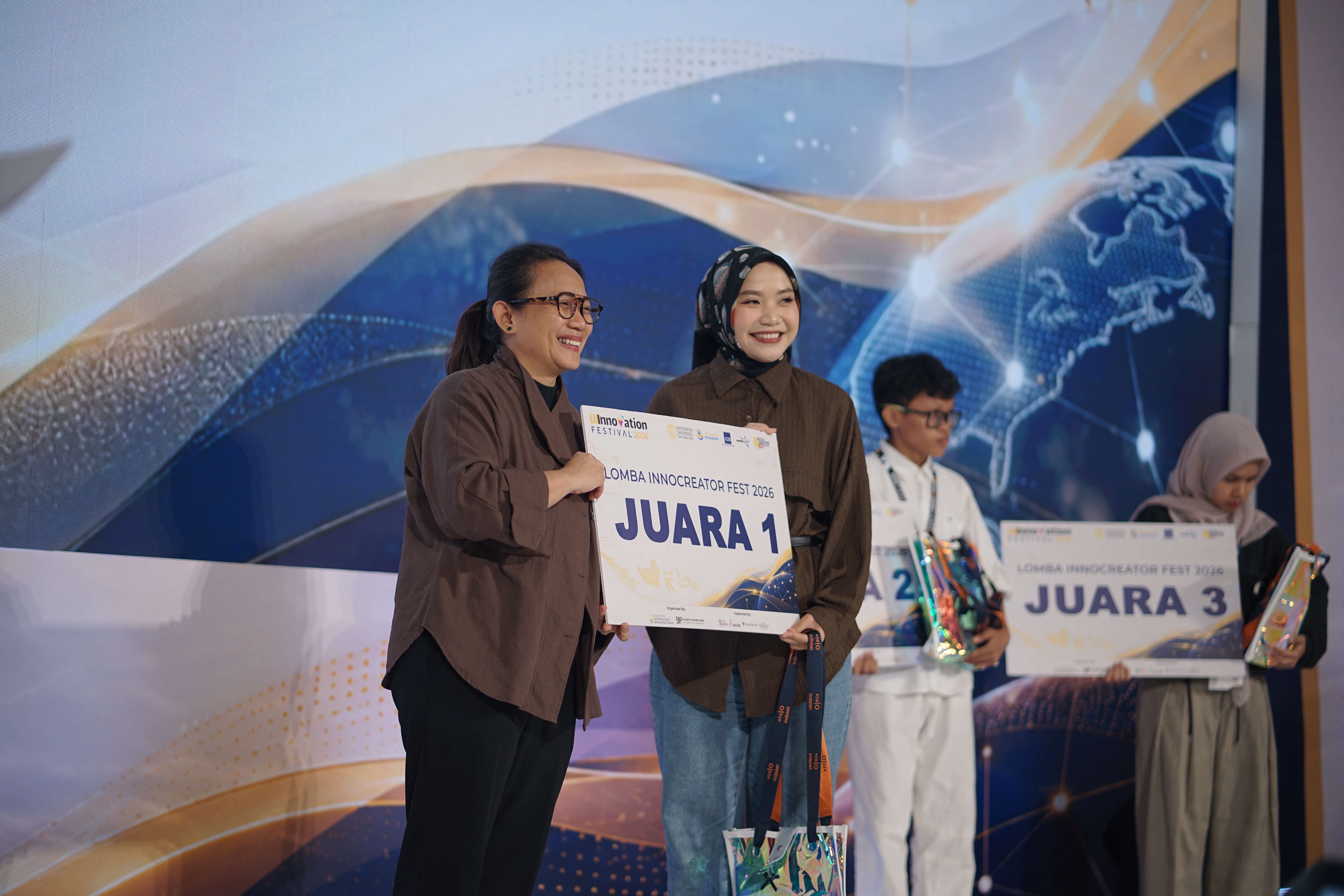 Pemenang Lomba INNOCREATOR FEST 2026 berfoto bersama usai menerima penghargaan dalam rangkaian UI Innovation Festival 2026 di Gandaria City, Jakarta, Sabtu (3/10/2026).