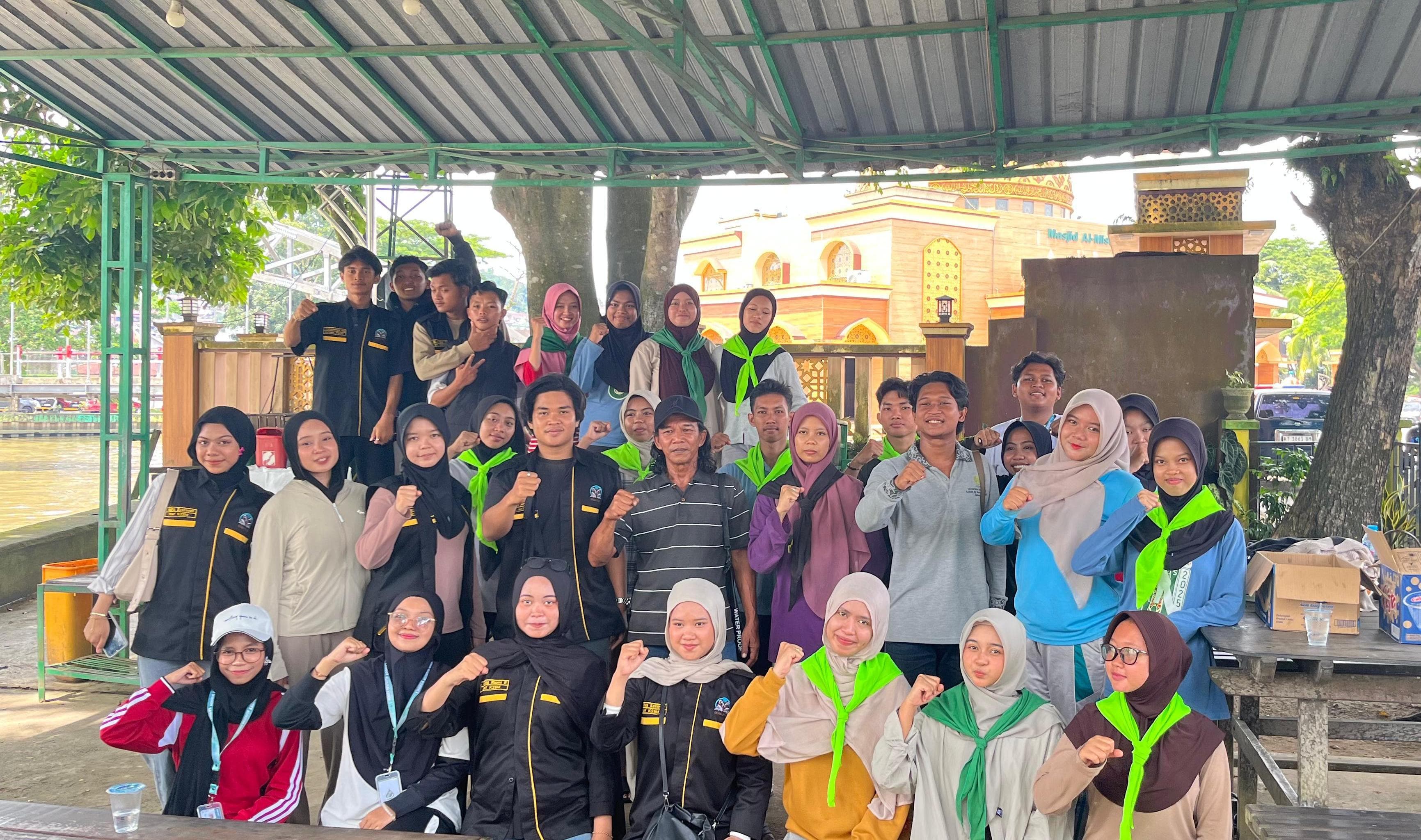 Foto bersama Mahasiswa UINSI Samarinda yang terlibat dalam aksi bersihkan Sungai Karang Mumus.